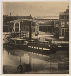 292 Gezicht op de Dokbrug te Middelburg met de veerboot de s.s. Stad Vlissingen I en op de achtergrond het huis van de ...