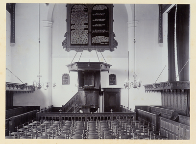 2940-9 Het interieur van de Nederlandse Hervormde kerk te 's-Heer Arendskerke na de restauratie / J. Verheul Dzn