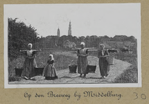 3-30 Vrouwen en meisjes met juk en melkemmers op de Breeweg te Koudekerke met op de achtergrond Middelburg