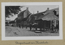 3-40 Dorpsstraat te Koudekerke met de travalje van hoefsmid A. de Looff met personeel