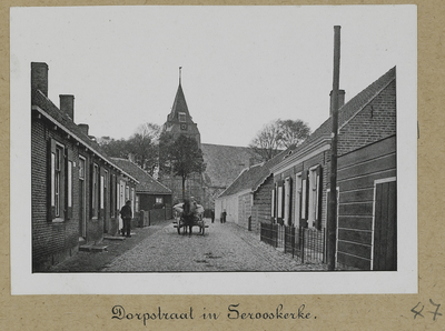 3-47 Dorpsstraat te Serooskerke (Walcheren), met op de achtergrond de Nederlandse Hervormde kerk