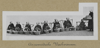 3-57 Arnemuidse visvrouwen met manden, zittend