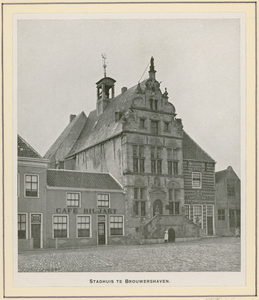 3011-1 Stadhuis te Brouwerhaven.. Het Stadhuis aan de Markt te Brouwershaven, met links Café Biljart