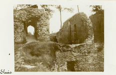 3205 De ruïne 'de Stenen Beer' te Sluis. [c. 1925]. 1 foto ; 8 x 10,5 cm, blad 9 x 14 cm, 1925 c.]