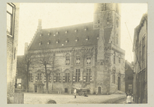 3206 Raadhuis te Sluis / Rijksdienst voor de Monumentenzorg. November 1902. 2 foto's ; 16,7 x 23 cm, blad 23,9 x 33 cm, 1902