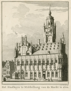 391 Het Stadhuys te Middelburg van de Markt te zien. De voorzijde van het stadhuis te Middelburg en enkele panden aan ...