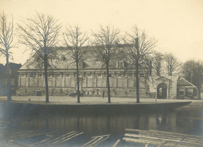 486 Gezicht op de voorgevel van het militair hospitaal aan Achter de Houttuinen te Middelburg, met hout in het water