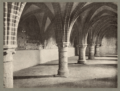 489-10 De gewelfde zaal uit de 18de eeuw ten westen van de kloostergangen in de Abdij te Middelburg, na restauratie