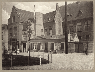 489-13 Gezicht op het huis aan de Balans te Middelburg, vóór de restauratie, met personen en kinderen