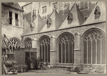 489-4 De noordelijke vleugel van de kloostergang van de Abdij te Middelburg, na restauratie, met personen, waaronder de ...