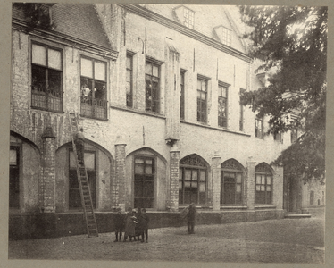 489-6 Gezicht op de voormalige abtswoning aan het Abdijplein te Middelburg, vóór restauratie van de bovenverdieping, ...