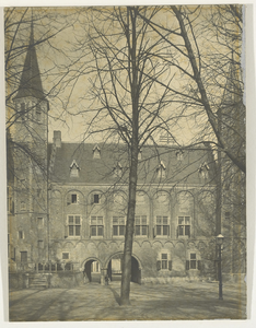 510 Gezicht op de Balanspoort en een deel van het Rijksarchief in Zeeland (de voormalige Rekenkamer) aan het Abdijplein ...