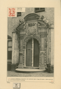 518 Porte XVIIIe Siècle. De poort van het huis Middelburg in de Abdij te Middelburg, versierd met beeldhouwwerk, twee ...