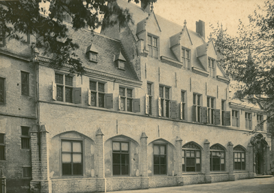 519 Gezicht op de gevel van de voormalige abtswoning, het huis Vlissingen, aan het Abdijplein te Middelburg, na de ...