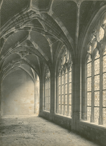 531 De noordelijke vleugel (inwendig) van de kloostergang in de Abdij te Middelburg, na de restauratie