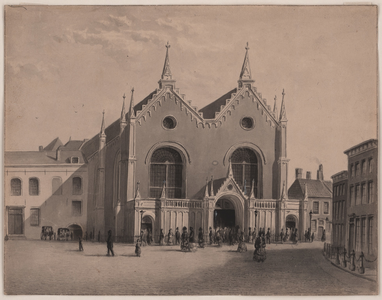 552 Gezicht op de voorgevel van de Nieuwe Kerk aan de Groenmarkt te Middelburg, bij het uitgaan van de kerk
