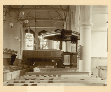 633c Interieur van de Waalse kerk met de preekstoel in de Sint Pieterstraat te Middelburg