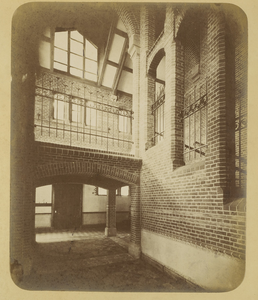 684f Gezicht op het trappenhuis van de rijksleerschool aan de Sint Sebastiaanstraat te Middelburg