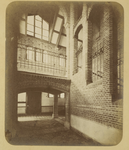 684f Gezicht op het trappenhuis van de rijksleerschool aan de Sint Sebastiaanstraat te Middelburg