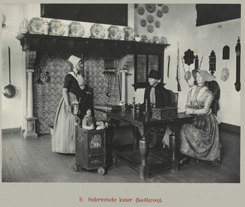 687-9 Album van Photographieën aan H.H.M.M. de Koningin en de Koningin-Weduwe-Regentes aangeboden bij Hoogstderselver ...
