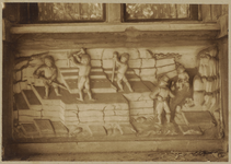722b Details (beeldhouwwerk) met steenhouwers van de gevel van het huis In den Steenrotse te Middelburg aan de ...