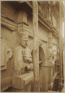 722d Julius Caesar en Octavianus met de beschermheiligen van het steenhouwersgilde (beeldhouwwerk) van het huis In den ...