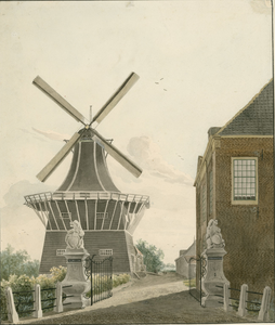 793 Gezicht op de molen De Verwachting aan de Oude Vlissingseweg te Middelburg, met bij de ingang sokkels met leeuwen ...