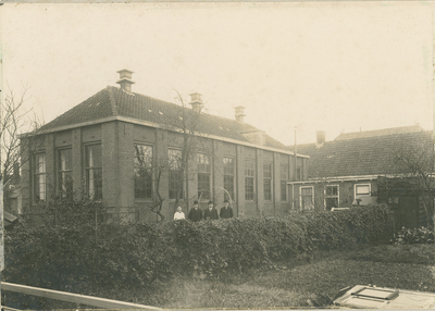 803 De openbare school te Nieuwland met onderwijzerswoning (in 1927 afgebroken), en poserend bestuursleden en een ...