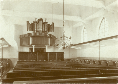 945b Gezicht in het interieur van de Nederlandse Hervormde kerk te Serooskerke (Walcheren), naar het orgel