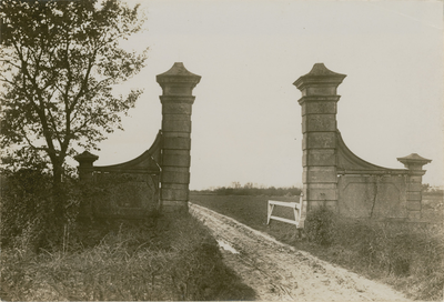 948 Het hek met toegangspad van het voormalige huis en later hofstede Huis Om te Serooskerke (Walcheren), gesloopt in 1921