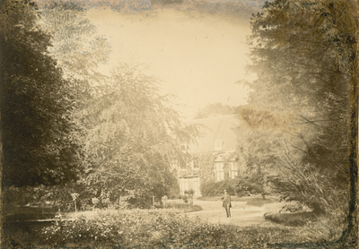 955d Gezicht in het park op het huis van de buitenplaats Noordhout te Serooskerke (Walcheren), gesloopt in 1870, met op ...