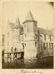 971 Popkensburg. De voorzijde van kasteel Popkensburg te Sint Laurens, met op de brug jhr mr Jacob de Witte van Citters ...