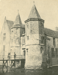 972 De voorzijde van kasteel Popkensburg te Sint Laurens, met op de brug jhr mr Laurens de Witte van Citters ...