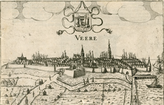 993 Veere. Gezicht op de stad Veere, vanuit het zuiden, met personen op de wegen, het wapen van Veere, en Nederlandse ...