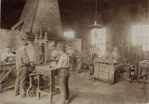 1006-1 Arbeiders aan het werk in de lampvoetenfabriek the Vitrite Works te Middelburg