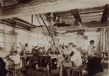 1006-2 Arbeiders aan het werk in de lampvoetenfabriek the Vitrite Works te Middelburg