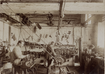 1006-3 Arbeiders aan het werk in de lampvoetenfabriek the Vitrite Works te Middelburg