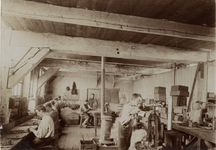 1006-4 Arbeiders aan het werk in de lampvoetenfabriek the Vitrite Works te Middelburg