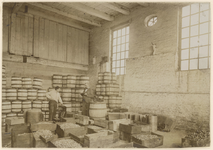 1006-5 De magazijnmeester en een arbeider in het magazijn van de lampvoetenfabriek the Vitrite Works te Middelburg