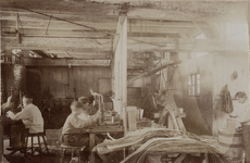 1006-6 Arbeiders aan het werk in de lampvoetenfabriek the Vitrite Works te Middelburg