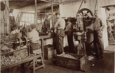 1006-7 Arbeiders aan het werk in de lampvoetenfabriek the Vitrite Works te Middelburg