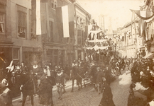 1131-2 Historische optocht in de straten van Middelburg t.g.v. de inhuldiging van koningin Wilhelmina