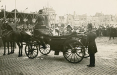 1173-11 De Koninklijke familie in een rijtuig te Middelburg tijdens het bezoek aan Goes en Middelburg. Achter het ...