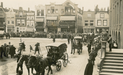 1173-8 Rijtuigen bij het stadhuis te Goes tijdens het bezoek van de Koninklijke familie aan Goes en Middelburg