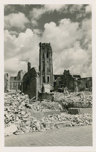 1195-102 Verwoeste panden in de Lange Jan in Middelburg na het bombardement van 17 mei 1940