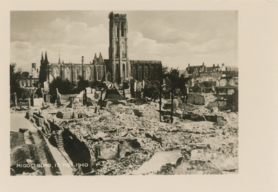 1195-107 Middelburg, 17 mei 1940. Verwoestingen aan de Nieuwe kerk, de Lange Jan en omliggende panden gezien vanuit de ...