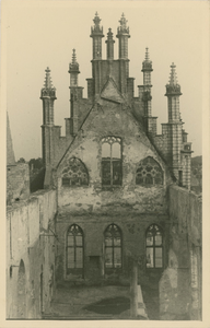 1195-143 Voorgevel van de vleeshal van het stadhuis te Middelburg na het bombardement van 17 mei 1940