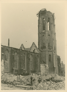 1195-147 De verwoeste Nieuwe kerk en de Lange Jan te Middelburg na het bombardement van 17 mei 1940