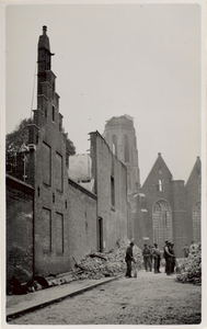 1195-159 Gezicht op de verwoeste Nieuwe kerk en de Lange Jan vanaf de Wal te Middelburg na het bombardement van 17 mei 1940