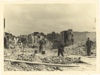 1195-168 Verwoeste panden in het centrum van Middelburg na het bombardement van 17 mei 1940. Midden op de achtergrond ...